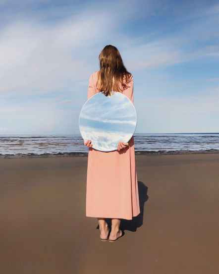 woman_mirror_ocean